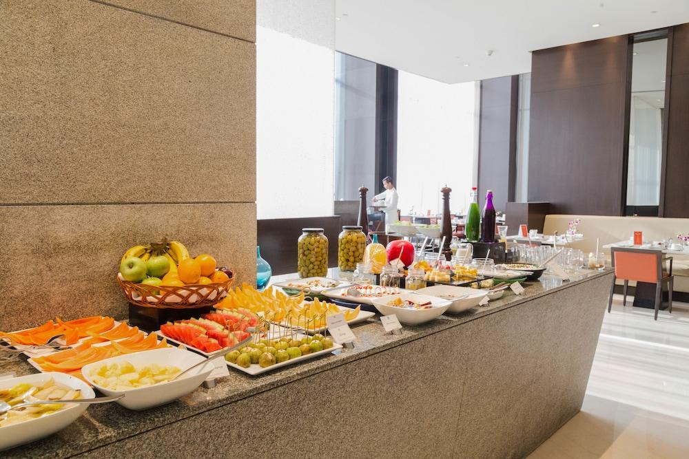 Hotel Trident Hajdarabad Zewnętrze zdjęcie A buffet at a hotel