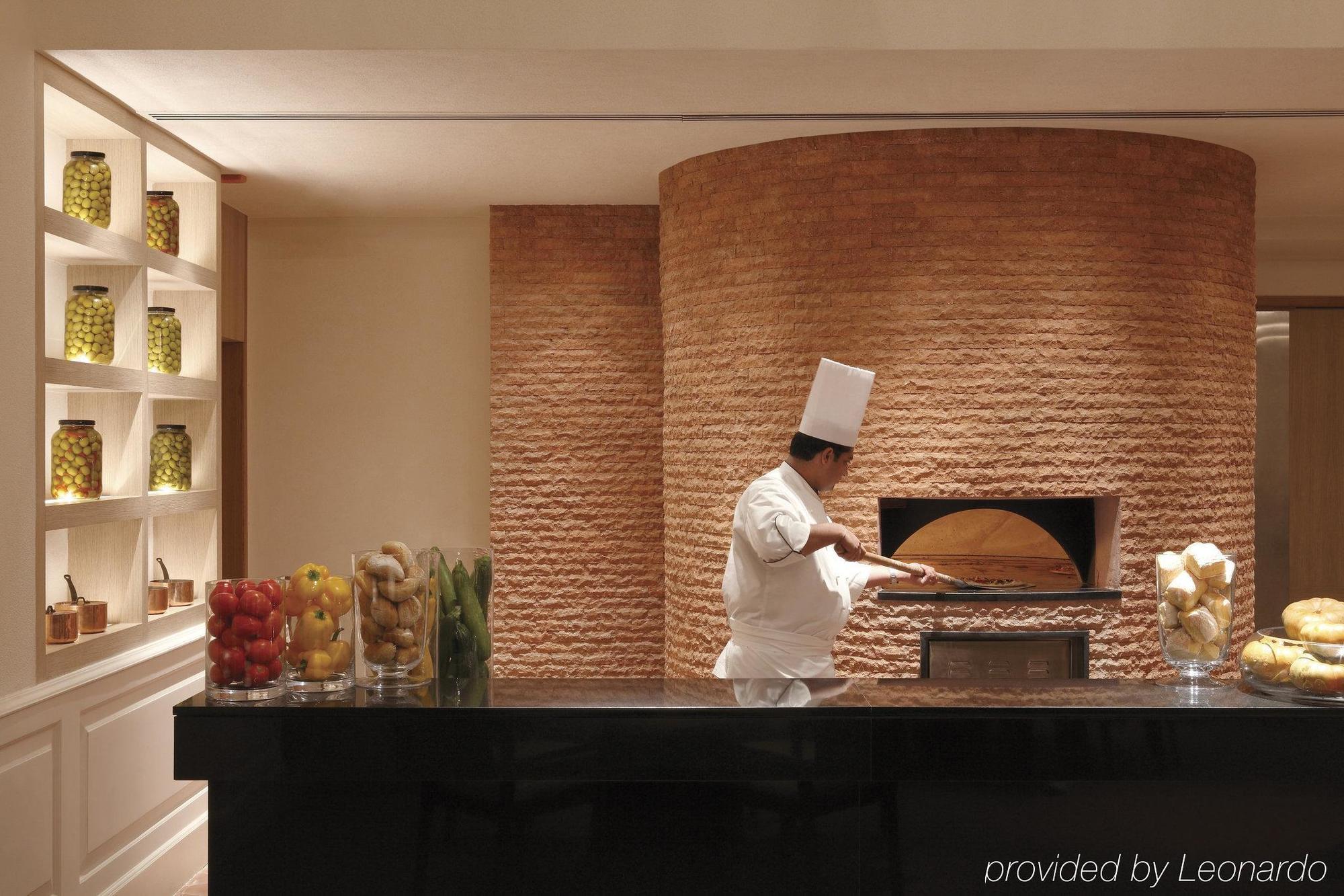 Hotel Trident Hajdarabad Zewnętrze zdjęcie A wood-fired oven in a hotel