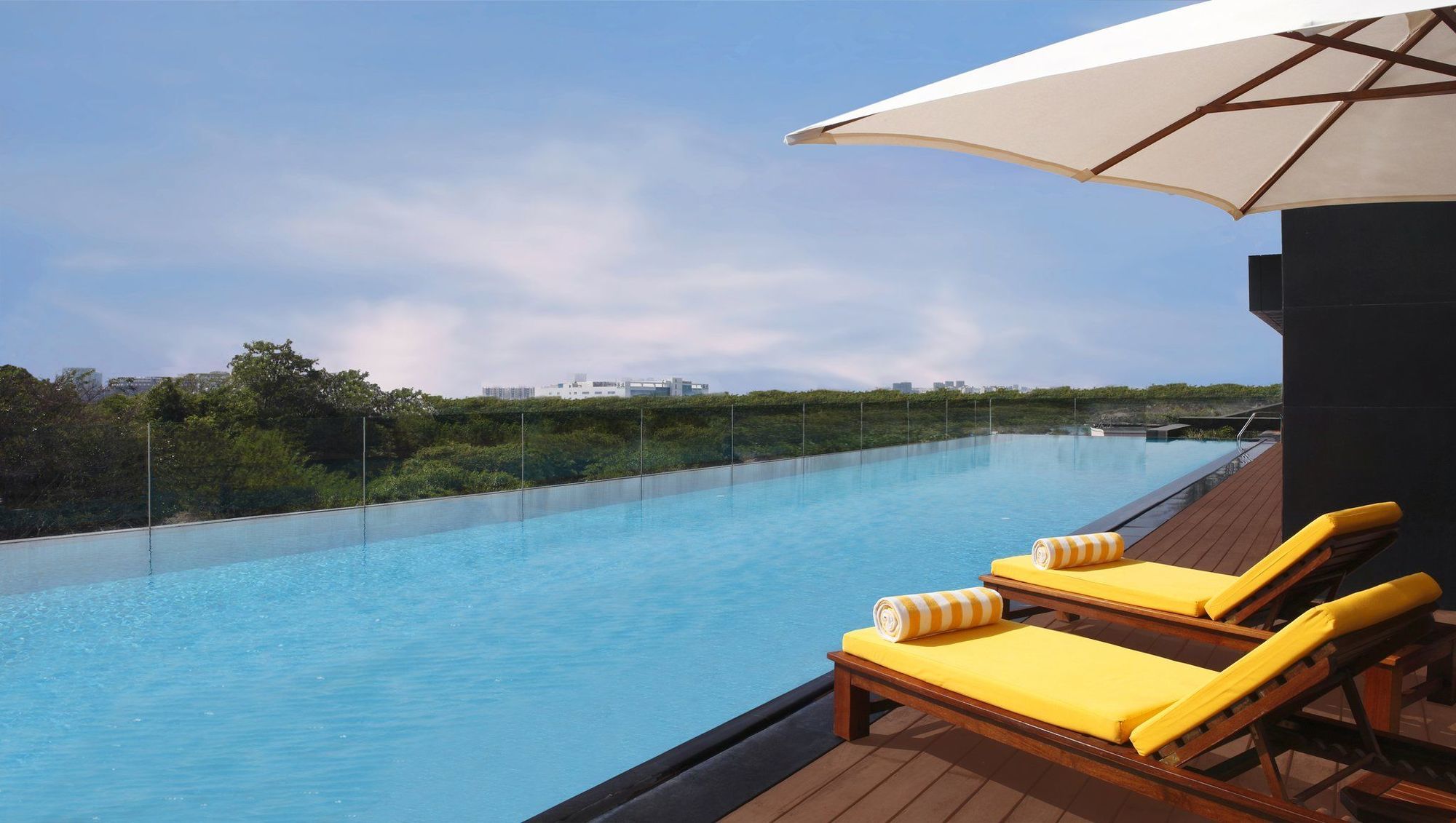 Hotel Trident Hajdarabad Udogodnienia zdjęcie Rooftop pool at the hotel