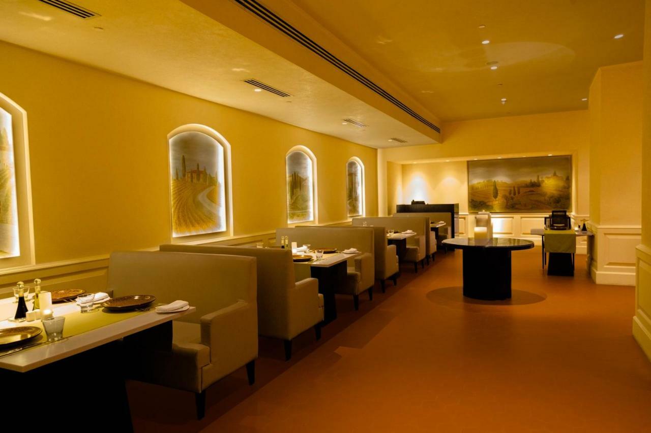 Hotel Trident Hajdarabad Zewnętrze zdjęcie The interior of the restaurant